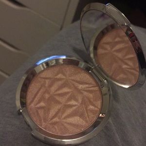 Becca highlighter in “Smoky Quartz”!!! ✨✨✨